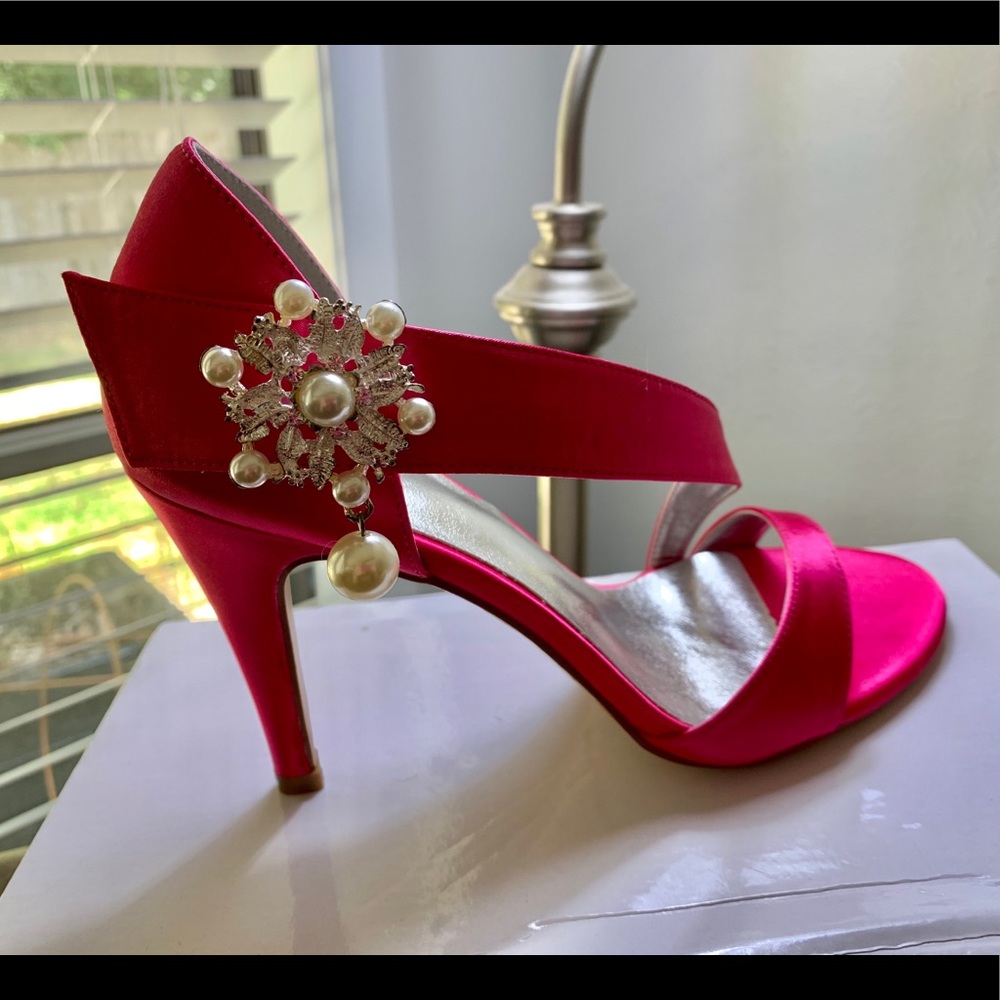 fuchsia heels size 7.5 - new in box.